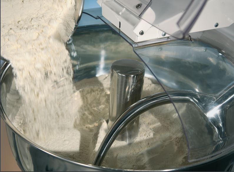 Malaxor cu spiarala autamata cu capacul deschis